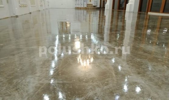 Наливной пол под мрамор с узорами золотом