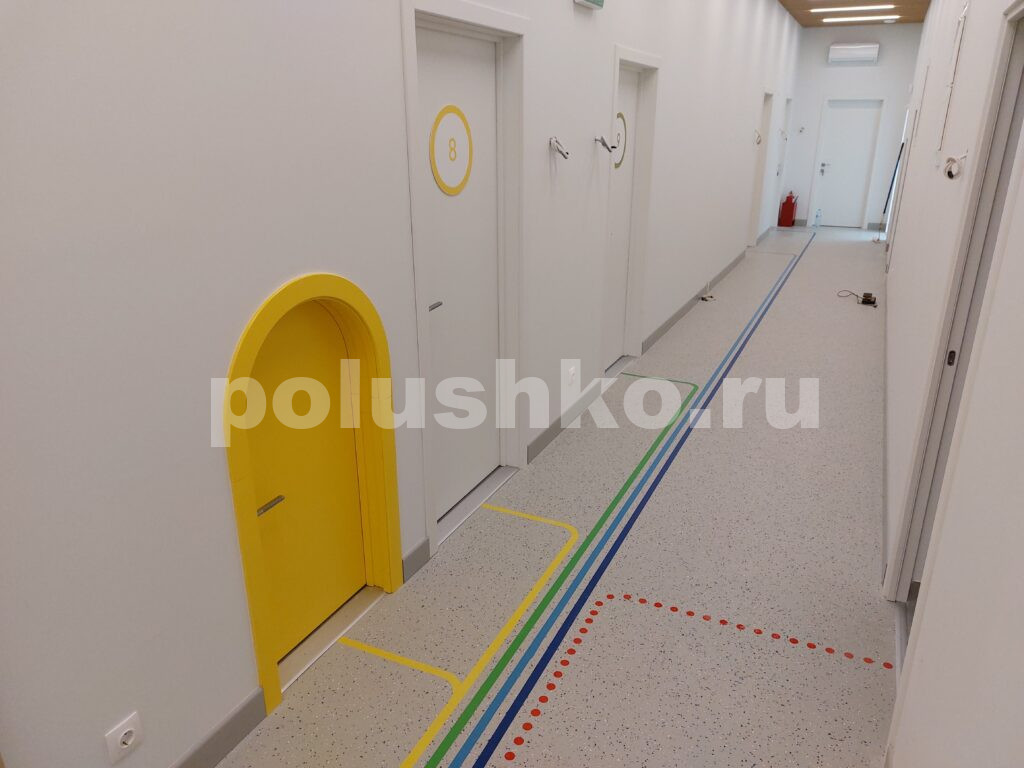Эпоксидный наливной пол в медицинской клинике с разметкой