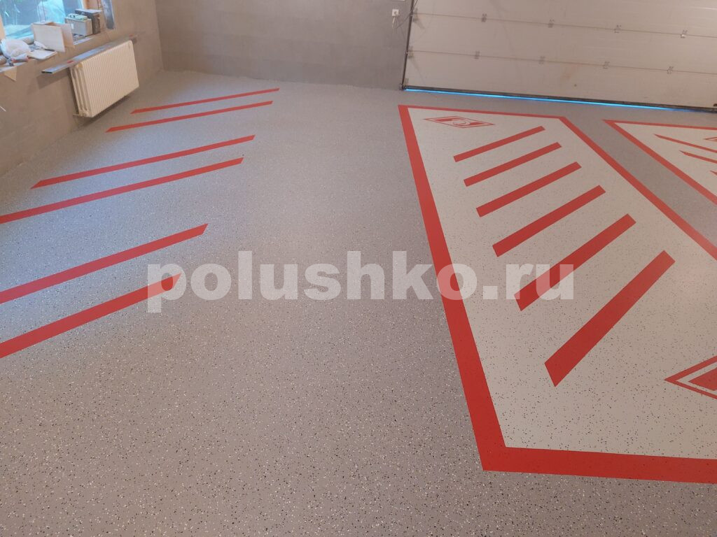 Полимерное покрытие пола в гараже с разметкой и лого Спартак