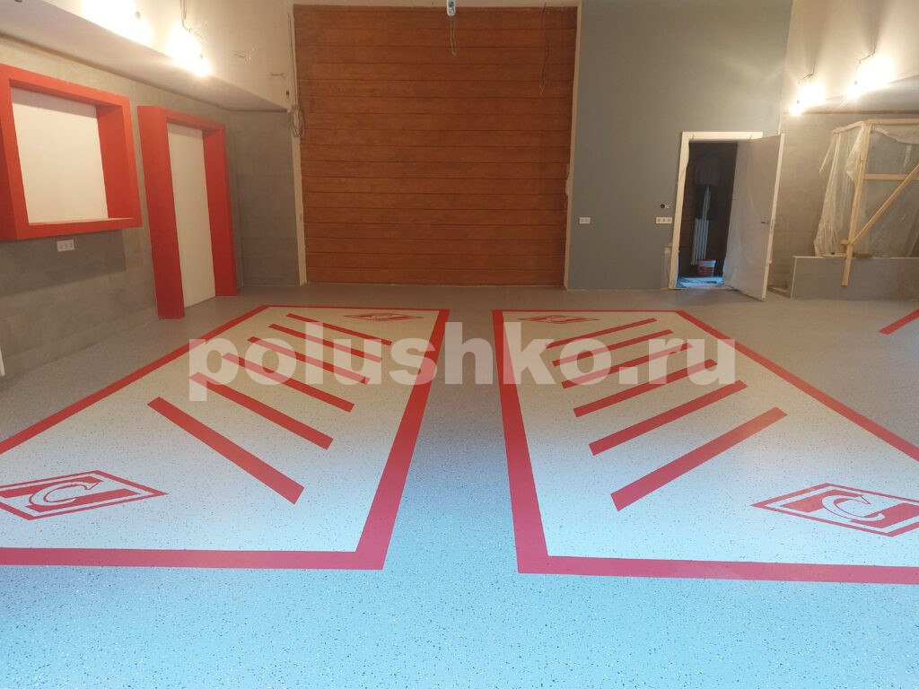 Эпоксидный наливной пол в гараже частного дома с разметкой и логотипом Спартак